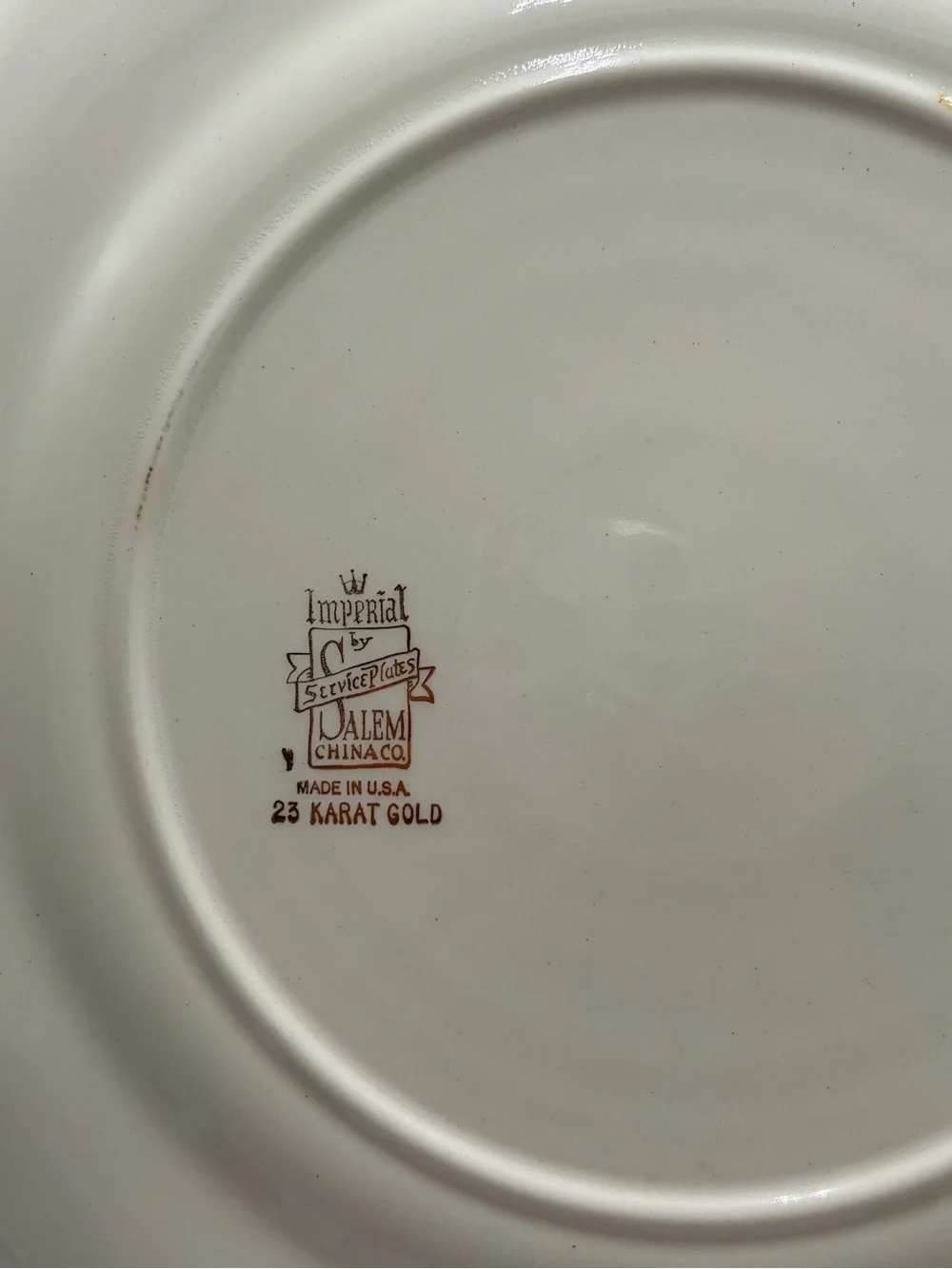 Decorative Carriage Motif Ceramic Dinner Plate in Cream and Green 23K Gold Trim